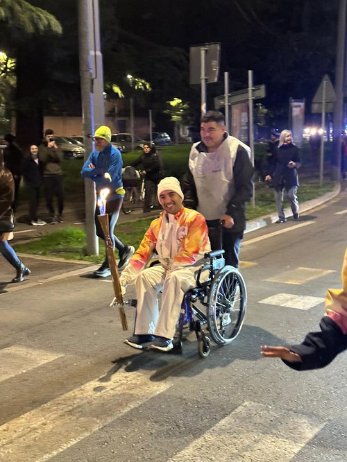 Mauro Perrone con la fiamma paralimpica