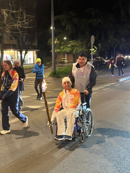 Mauro Perrone tedoforo atra le vie di Padova