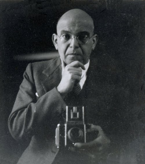 Ernst Bernhard con macchina fotografica