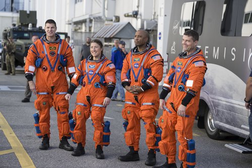 Da destra a sinistra, gli astronauti NASA Reid Wiseman (comandante), Victor Glover (pilota), Christina Koch, (specialista di missione) e l’astronauta CSA (Canadian Space Agency) Jeremy Hansen (specialista di missione). Image Credit: NASA/Aubrey Gemignani