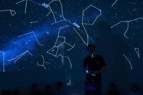 Lo stand in piazza degli astrofisici