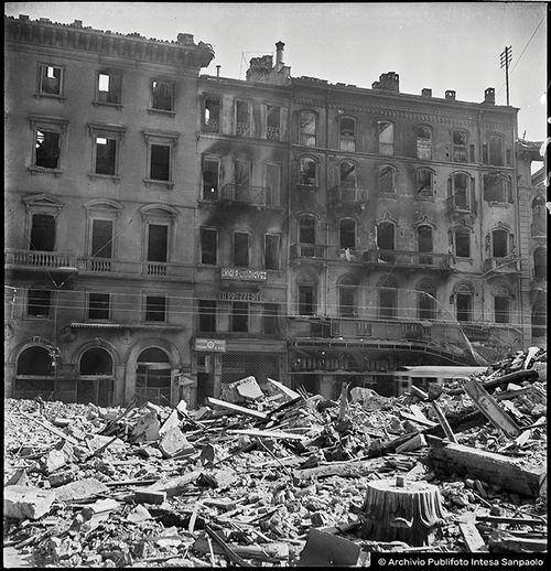 Macerie degli edifici in corso Vittorio Emanuele