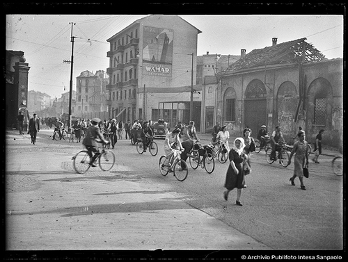 Via Farini esodo serale della popolazione