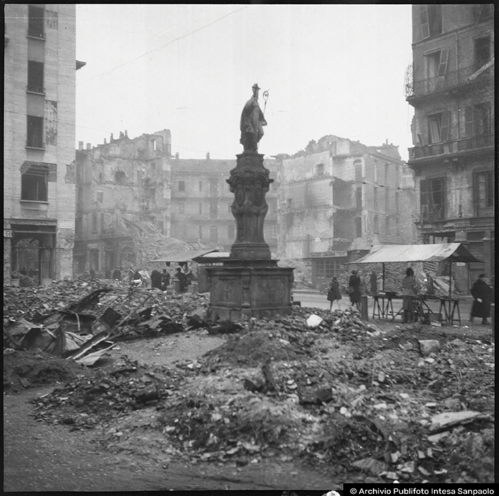 Piazza San Nazaro (Corso di Porta Romana), ingombra di macerie