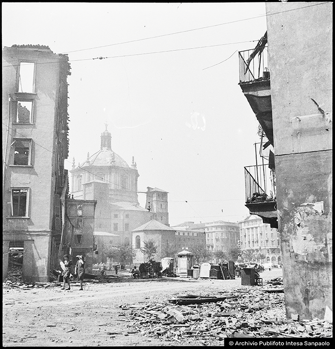 Masserizie in piazza Vetra a Milano