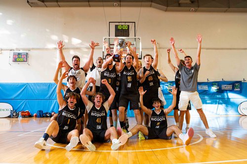 La premiazione della squadra di basket maschile