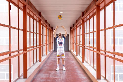 Lo scatto di Lorenzo Passoni a Riccardo Sbertoli per la mostra AtleticaMENTE