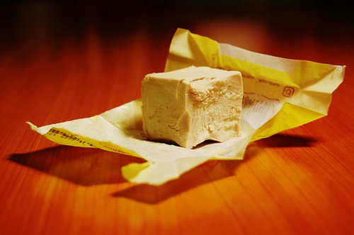 Un panetto di lievito di birra